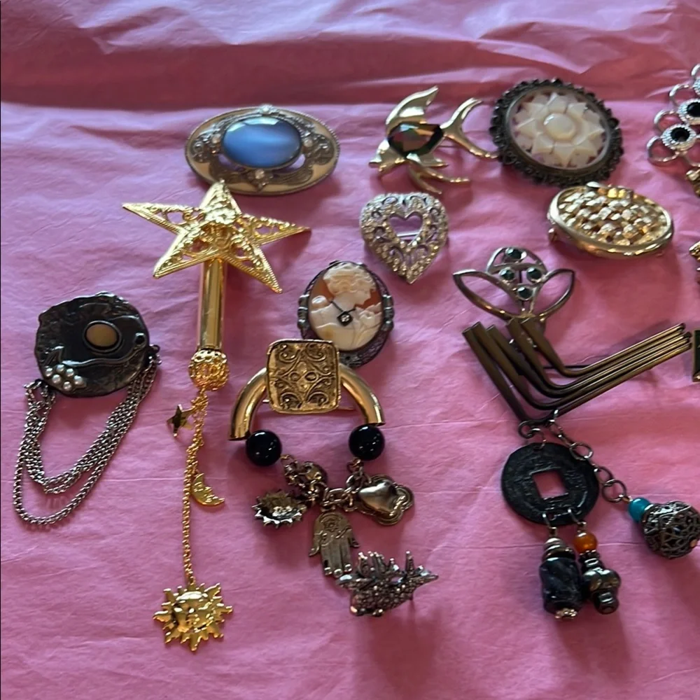 Bundle of 33 pins, brooches, stick pins. - Picture 1 of 5